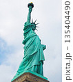 アメリカ　ニューヨーク　マンハッタン　自由の女神像 135404490