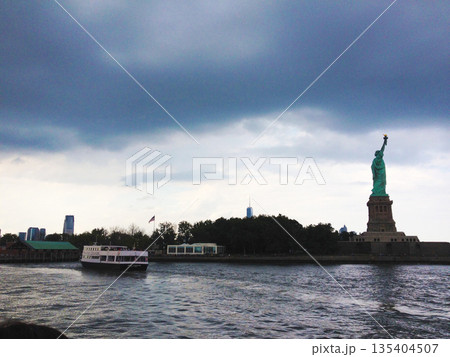 アメリカ　ニューヨーク　マンハッタン　自由の女神像 135404507