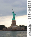 アメリカ　ニューヨーク　マンハッタン　自由の女神像 135404523