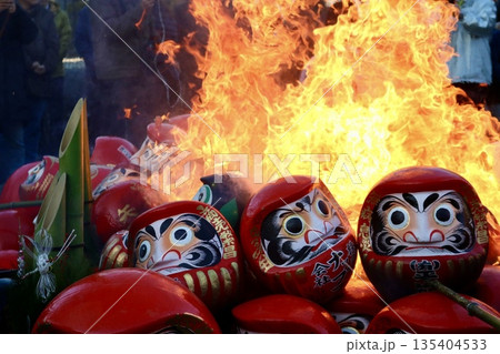 冬の祭事　どんど焼き 135404533
