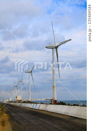 海風を受けエネルギーを造り出す… 『風力発電所』 海風を受けエネルギーを造り出す… 『風力発電所』 135404584