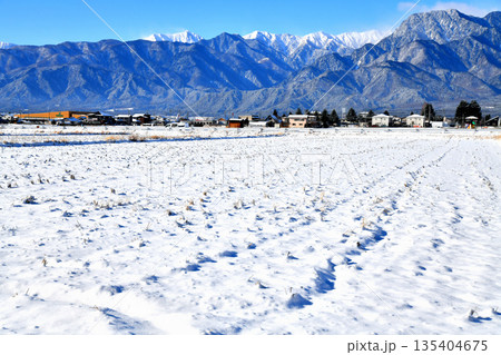 常念岳～有明山方面を望む(長野県池田町)【2026.1】 135404675