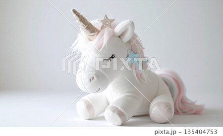 星飾りをつけたユニコーンぬいぐるみ シンプルで優しい構図 135404753