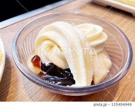 ソフトクリームをのせたコーヒーゼリー ソフトクリームをのせたコーヒーゼリー 135404949