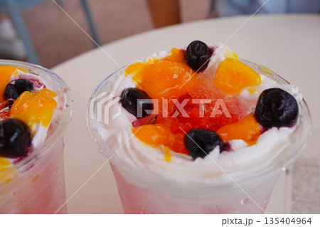 フルーツとクリームたっぷりのカラフルなかき氷ドリンク 135404964