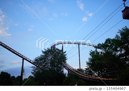 青空に映える遊園地のジェットコースター 夏の非日常風景 135404967
