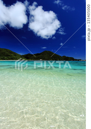 夏の沖縄 渡嘉敷島 美しいケラマブルーの阿波連ビーチ 夏の沖縄 渡嘉敷島 美しいケラマブルーの阿波連ビーチ 135405000