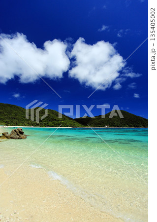 夏の沖縄　渡嘉敷島　美しいケラマブルーの阿波連ビーチ 135405002