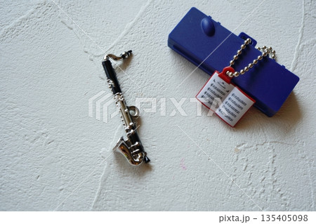バスクラリネットのミニチュアと楽譜チャーム 音楽を感じる小物写真 135405098