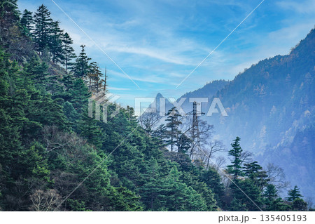 高瀬ダム（大町市）槍見台より遠く槍ヶ岳を望む 135405193