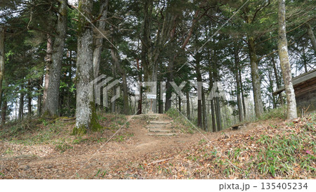 虚空蔵山の山頂 長野県飯田市 虚空蔵山の山頂 長野県飯田市 135405234