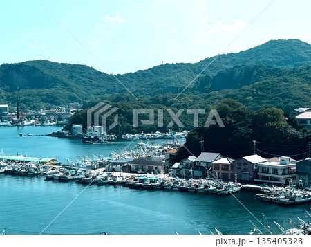 日本の小さな港町と静かな海 日本の小さな港町と静かな海 135405323