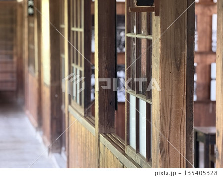 光が差し込む木造校舎の廊下|日本の静かな学校風景 光が差し込む木造校舎の廊下|日本の静かな学校風景 135405328