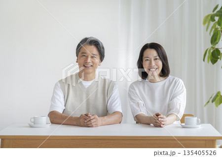 カメラ目線で笑顔の50代の夫婦　 135405526