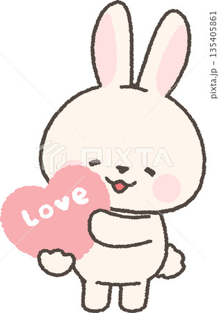 「love」と書かれたハートを持つ白うさぎ 135405861