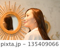 鏡の前に立つ女性 135409066