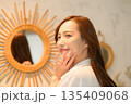 鏡の前に立つ女性 135409068