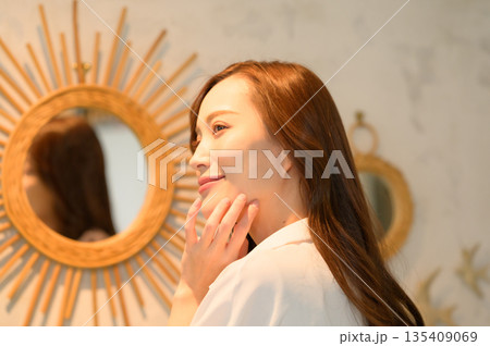 鏡の前に立つ女性 135409069