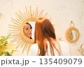 鏡の前に立つ女性 135409079