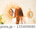 鏡の前に立つ女性 135409080
