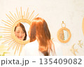 鏡の前に立つ女性 135409082