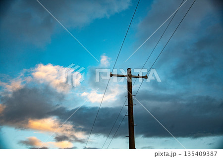 雲の多い田舎の電柱 135409387