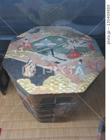 貝合わせに使われた貝桶 135409989