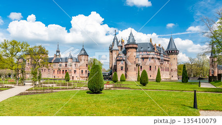 Castle de Haar Utrecht, view of De Haar Castle in Dutch Kasteel de Haar is located in Utrecht Netherlands the current buildings all built upon the original castle, date from 1892 Netherlands Castle de Haar Utrecht, view of De Haar Castle in Dutch Kasteel de Haar is located in Utrecht Netherlands the current buildings all built upon the original castle, date from 1892 Netherlands 135410079