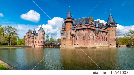 Castle de Haar Utrecht, view of De Haar Castle in Dutch Kasteel de Haar is located in Utrecht Netherlands the current buildings all built upon the original castle, date from 1892 Netherlands 135410082