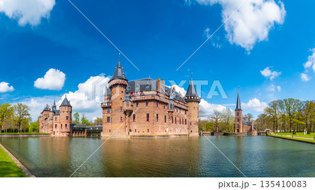Castle de Haar Utrecht, view of De Haar Castle in Dutch Kasteel de Haar is located in Utrecht Netherlands the current buildings all built upon the original castle, date from 1892 Netherlands Castle de Haar Utrecht, view of De Haar Castle in Dutch Kasteel de Haar is located in Utrecht Netherlands the current buildings all built upon the original castle, date from 1892 Netherlands 135410083