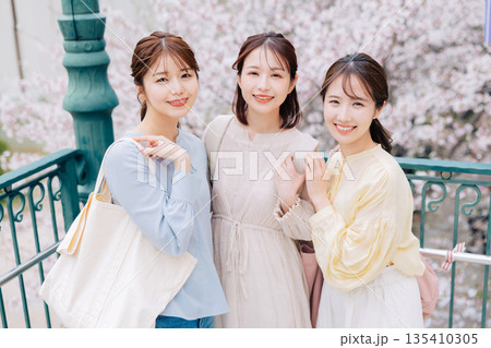 桜と女性3人組 桜と女性3人組 135410305