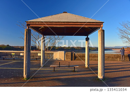 美しき湖畔の早朝富士山 美しき湖畔の早朝富士山 135411034