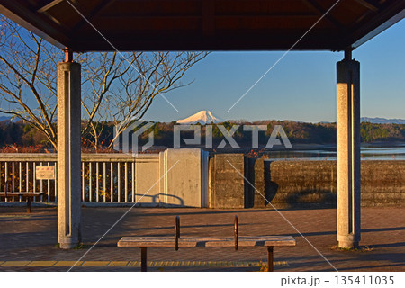 美しき湖畔の早朝富士山　 135411035