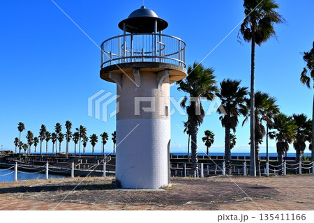 快晴の青空をバックに白い見晴台を撮る 135411166