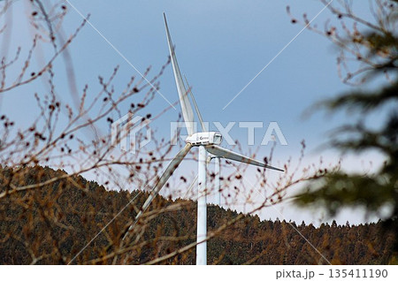 青空を背景にした風車 135411190