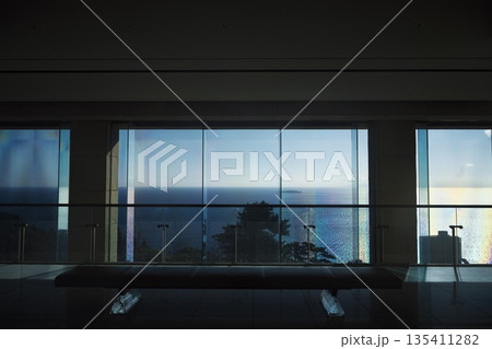 MOA美術館ロビーから窓外の光る海を望む 135411282