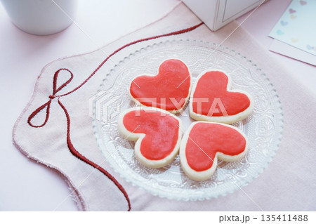 手作りのハート型クッキー 135411488