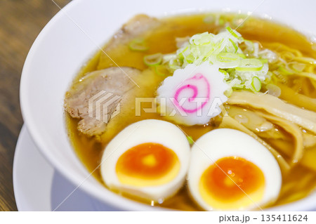 醤油ラーメンに入れられた卵のアップ 醤油ラーメンに入れられた卵のアップ 135411624