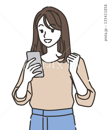 メッセージを見て喜ぶ若い女性 135411858