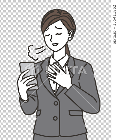 スマホを確認して安心するスーツを着た女性 スマホを確認して安心するスーツを着た女性 135411862
