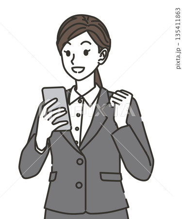 スマホを見て喜ぶスーツ姿の女性 135411863