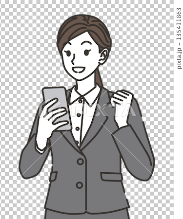 スマホを見て喜ぶスーツ姿の女性 135411863