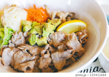 豚なんこつの生姜焼き、肉野菜、鶏のチャーシュー、チキン、家庭料理 豚なんこつの生姜焼き、肉野菜、鶏のチャーシュー、チキン、家庭料理 135411884