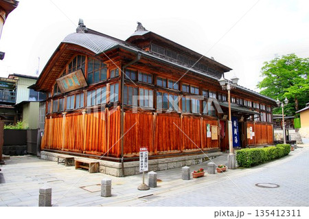 日本最古の木造建築共同浴場として親しまれ平成5年に建替えられた… 飯坂温泉の共同浴場【鯖湖湯】 135412311