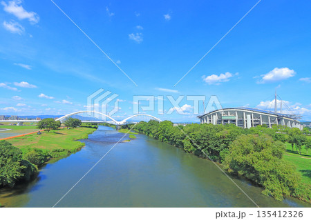 愛知県豊田市、豊田大橋と豊田スタジアムの風景 135412326