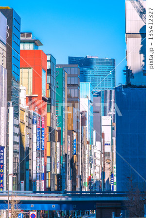 日本の東京都市景観冬模様…日本経済の憂鬱…ビル街に光と陰…銀座四丁目やほぼ完成の日本橋一丁目再開発 日本の東京都市景観冬模様…日本経済の憂鬱…ビル街に光と陰…銀座四丁目やほぼ完成の日本橋一丁目再開発 135412327