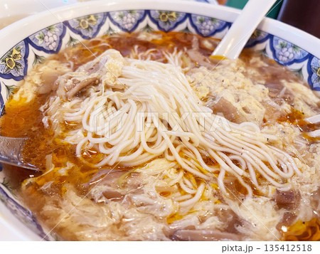 酸辣湯麺 サンラータン麺 酸っぱ辛いスープの中華麺 酸辣湯麺 サンラータン麺 酸っぱ辛いスープの中華麺 135412518