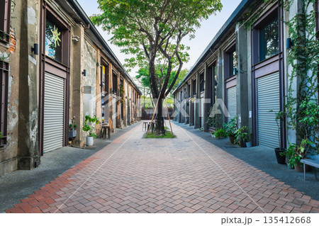 高雄ベイエリア　駁二芸術特区　リノベ倉庫が建ち並ぶ大義倉庫 135412668