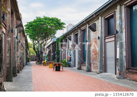 高雄ベイエリア　駁二芸術特区　リノベ倉庫が建ち並ぶ大義倉庫 135412670
