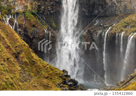 栃木県日光市中宮祠　華厳滝周辺の風景 135412860